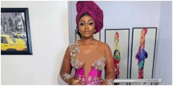 Asoebi Style Gone Wrong: Nigerians Criticize Wedding Guest over Revealing Dress