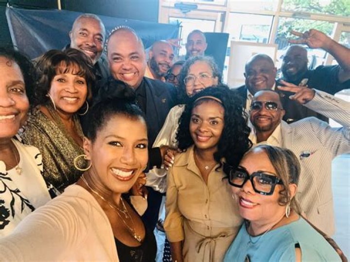 Glenda Lewis Wxyz, Bio, Age, Height, Husband, Education, Salary, and Net Worth