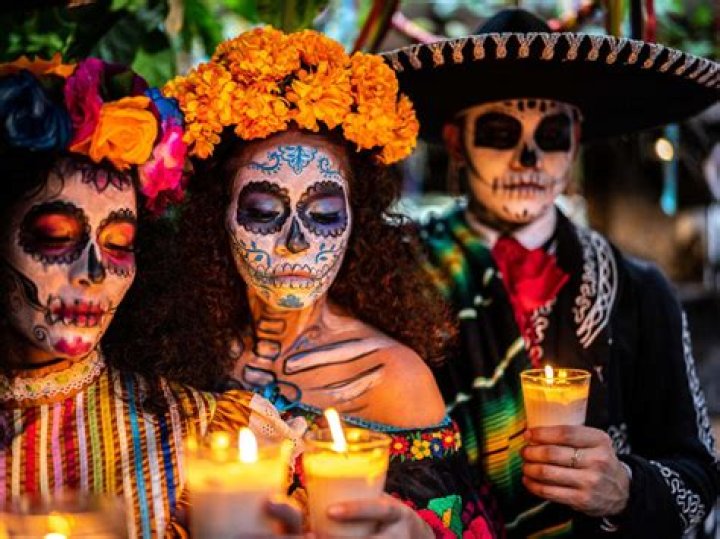 How Día de los Muertos Differs From Halloween — and How to Celebrate It